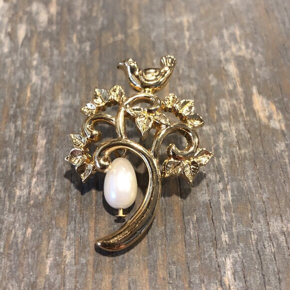 Vintage AVON Partridge in a Pear Tree Brooch Pin Gold Tone Faux Pearl Bird - Picture 1 of 4